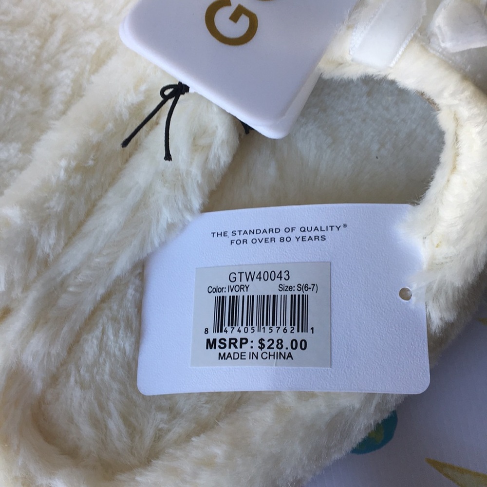 🍦XL Gold Toe NWT cream puff pom pom slippers 🍦 - Picture 6 of 8